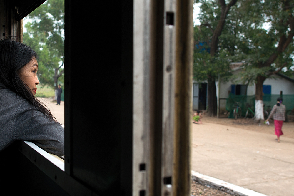 Mawlamyine_lady_mawlamyine_train_DSC_4007