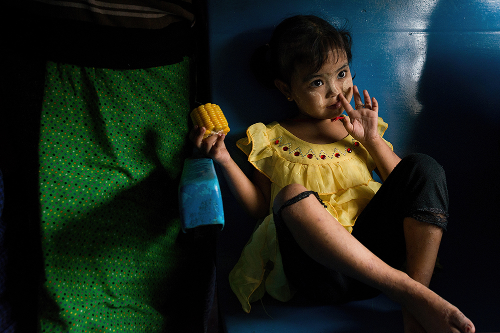 Mawlamyine_train_girl_mawlamyine_DSC_4145