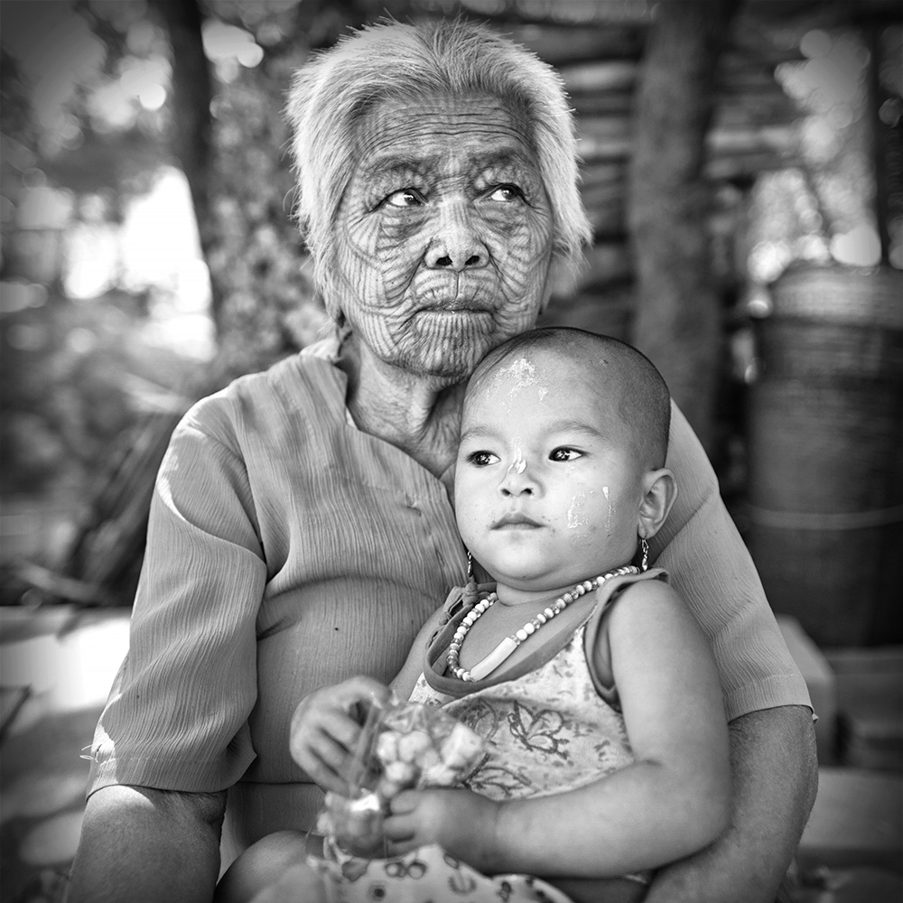 lady_child_chin_tattoo_cut_3_3b_Vign_1000px_DSC5168