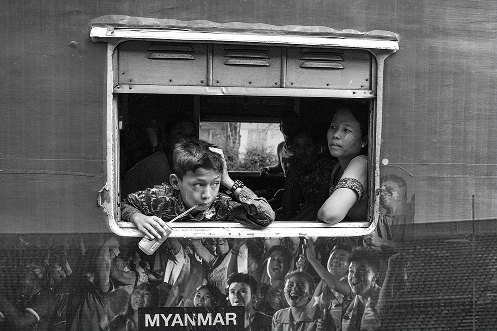 mawlamyine_train_boy_with_drink_cut_3_2_DSC_4476