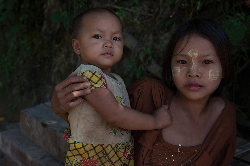 mrauk_oo_child_with_child_chin_DSC_1810 2